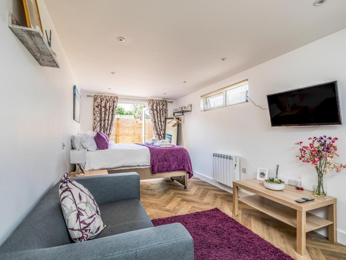 Pass The Keys Charming Chalet A Stones Throw From The Beach Chichester Esterno foto