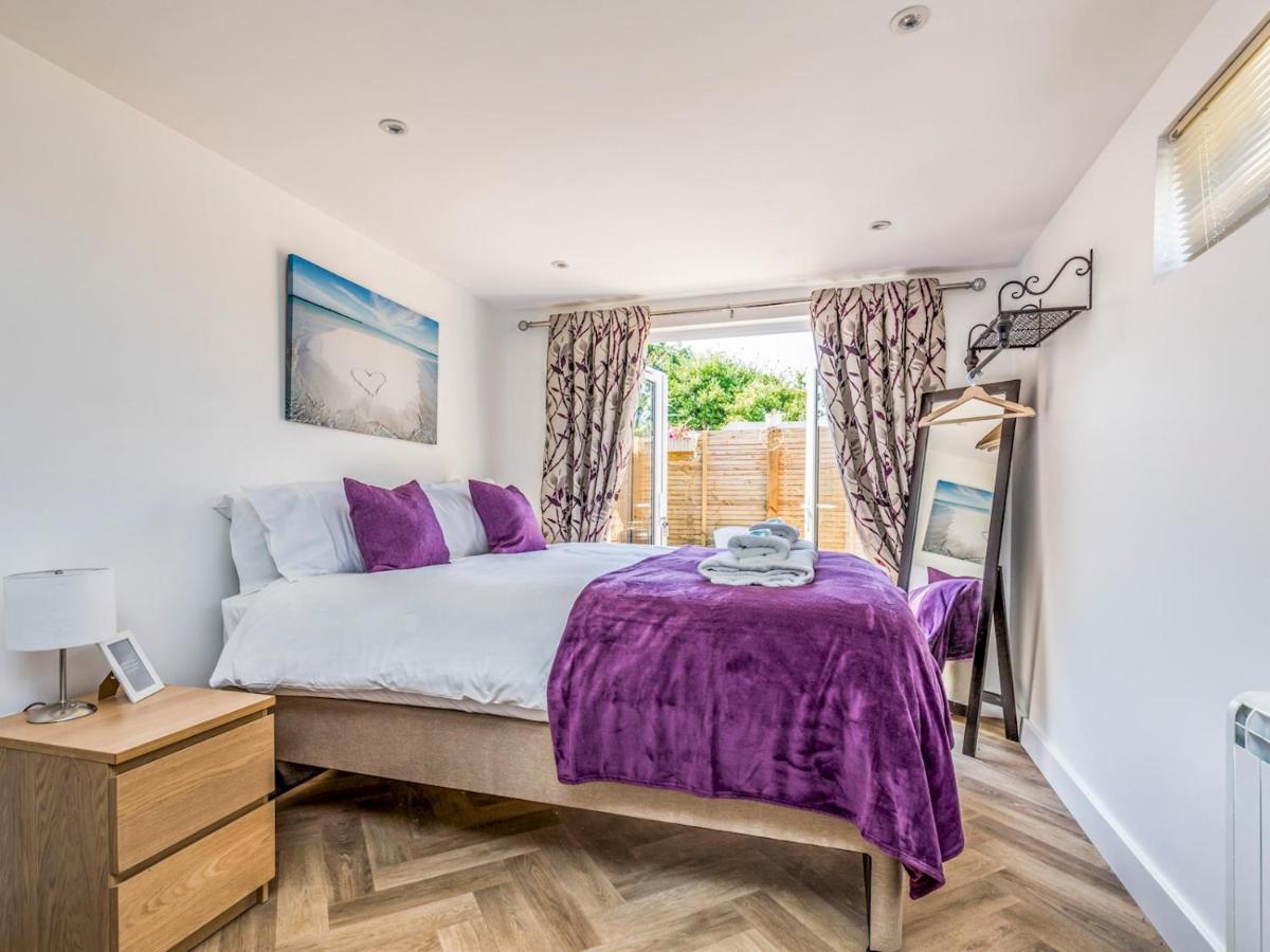 Pass The Keys Charming Chalet A Stones Throw From The Beach Chichester Esterno foto