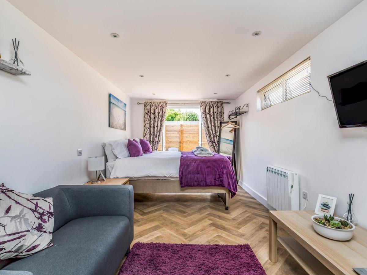 Pass The Keys Charming Chalet A Stones Throw From The Beach Chichester Esterno foto