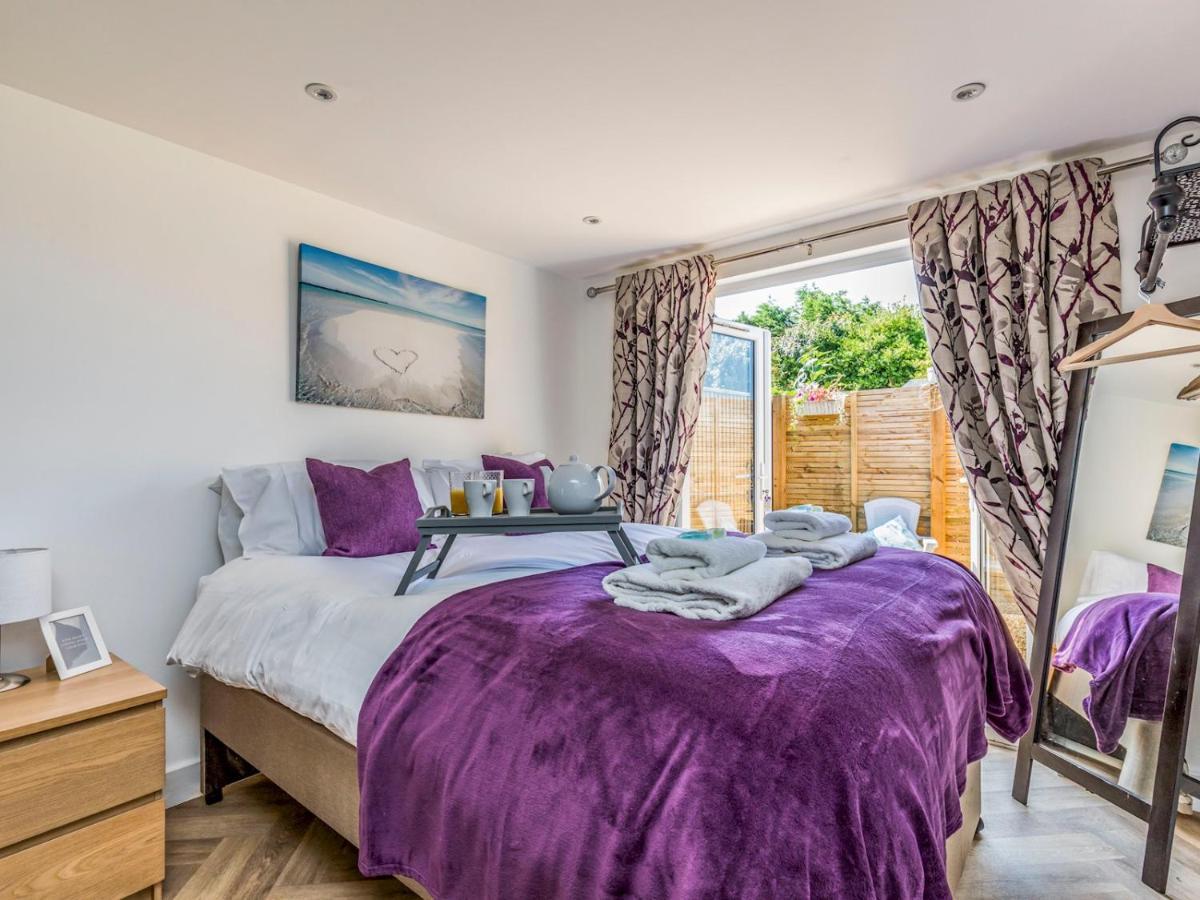 Pass The Keys Charming Chalet A Stones Throw From The Beach Chichester Esterno foto