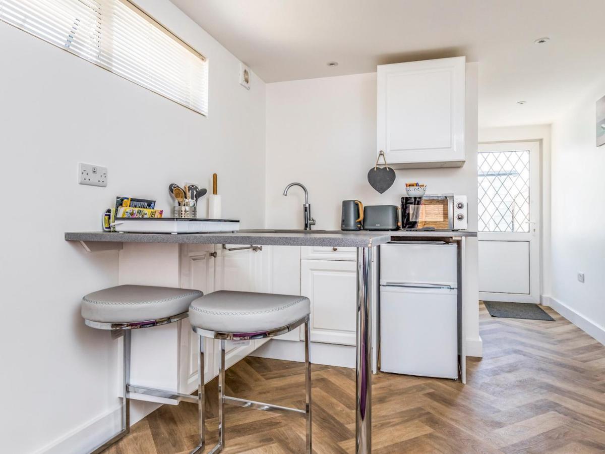 Pass The Keys Charming Chalet A Stones Throw From The Beach Chichester Esterno foto