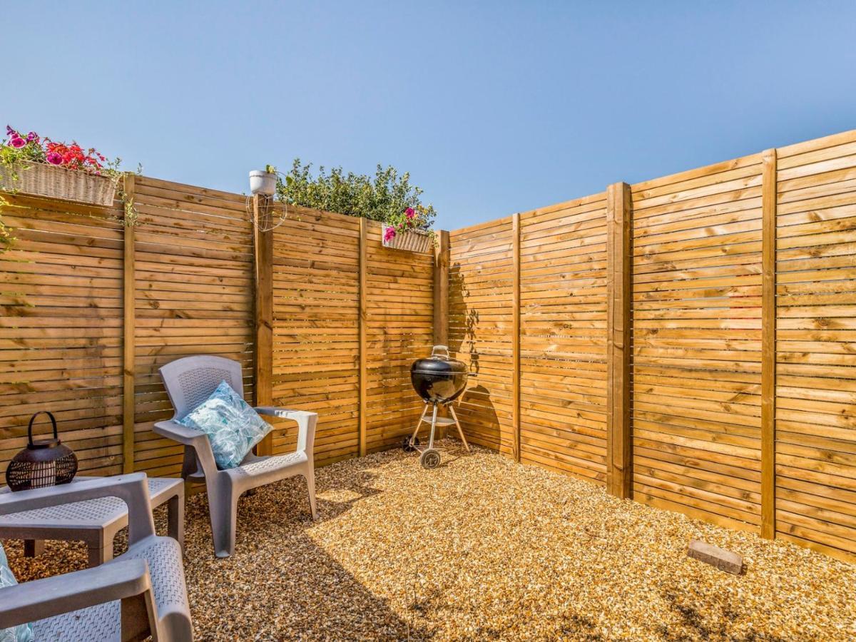 Pass The Keys Charming Chalet A Stones Throw From The Beach Chichester Esterno foto