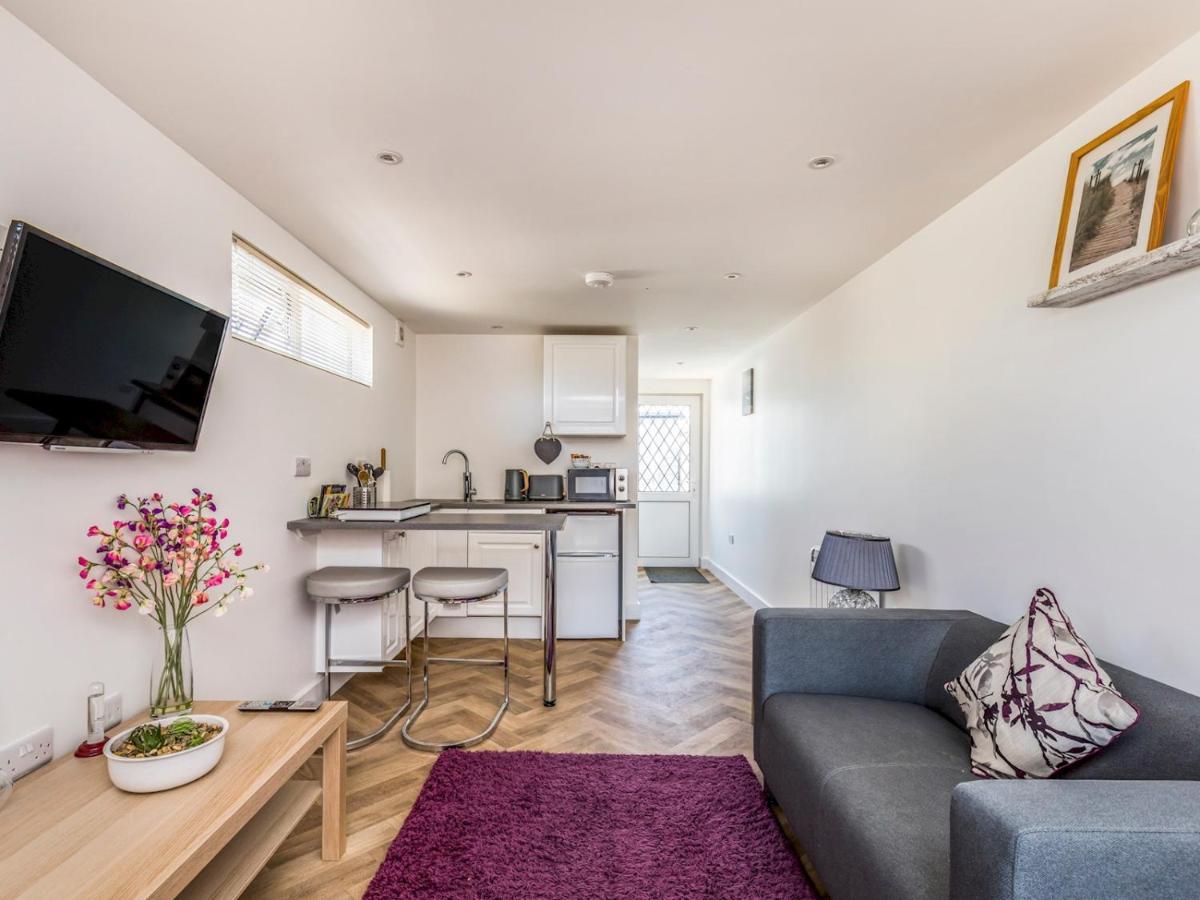 Pass The Keys Charming Chalet A Stones Throw From The Beach Chichester Esterno foto