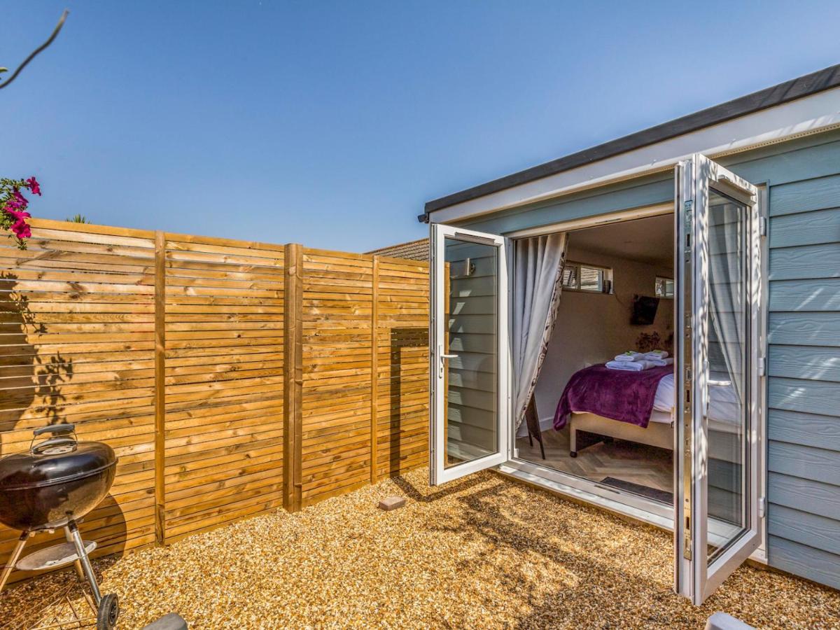 Pass The Keys Charming Chalet A Stones Throw From The Beach Chichester Esterno foto