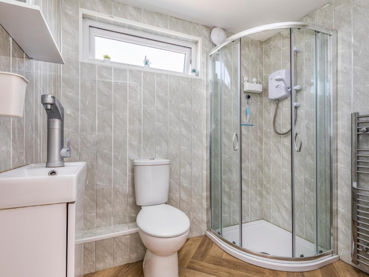 Pass The Keys Charming Chalet A Stones Throw From The Beach Chichester Esterno foto