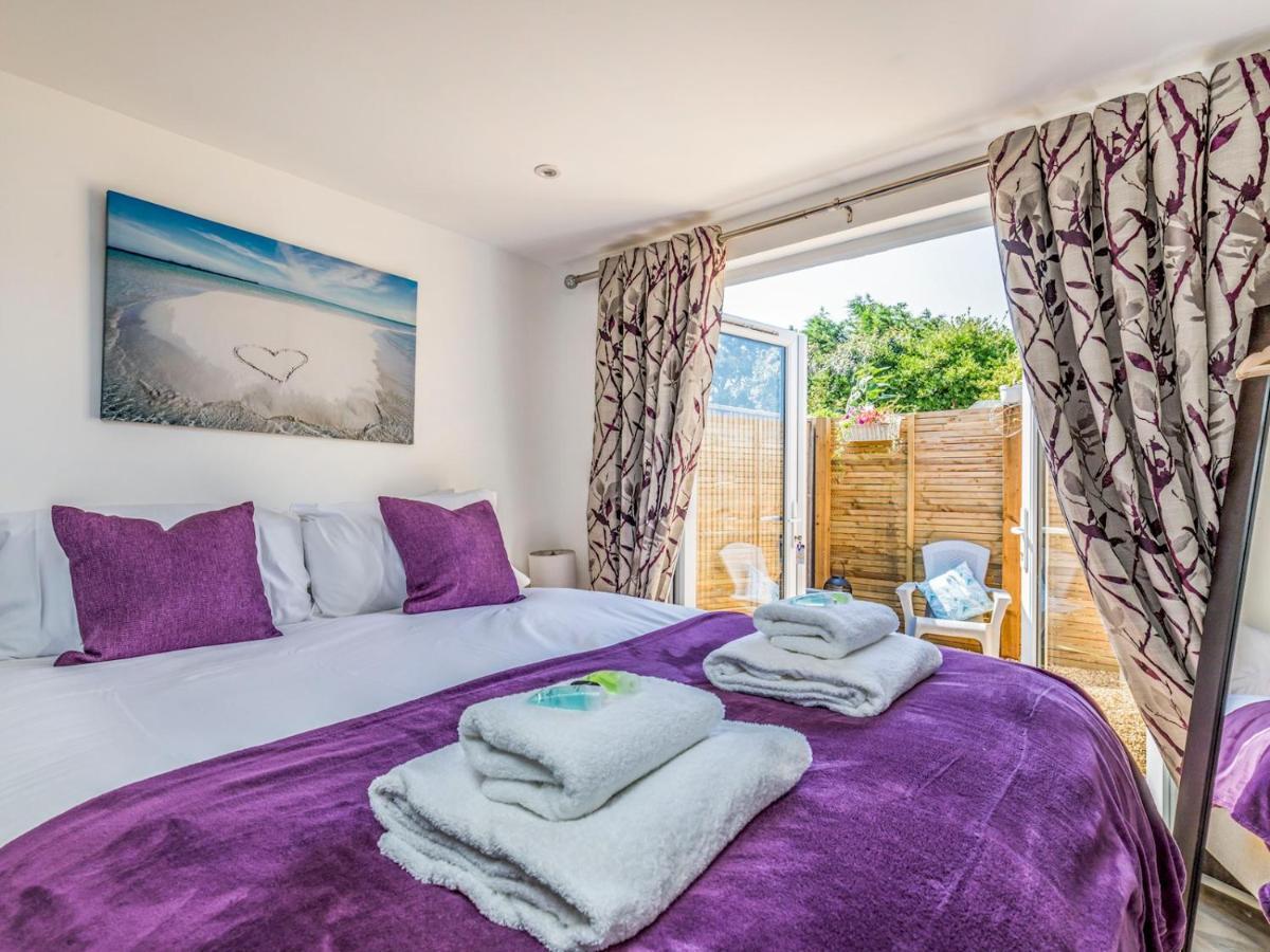 Pass The Keys Charming Chalet A Stones Throw From The Beach Chichester Esterno foto