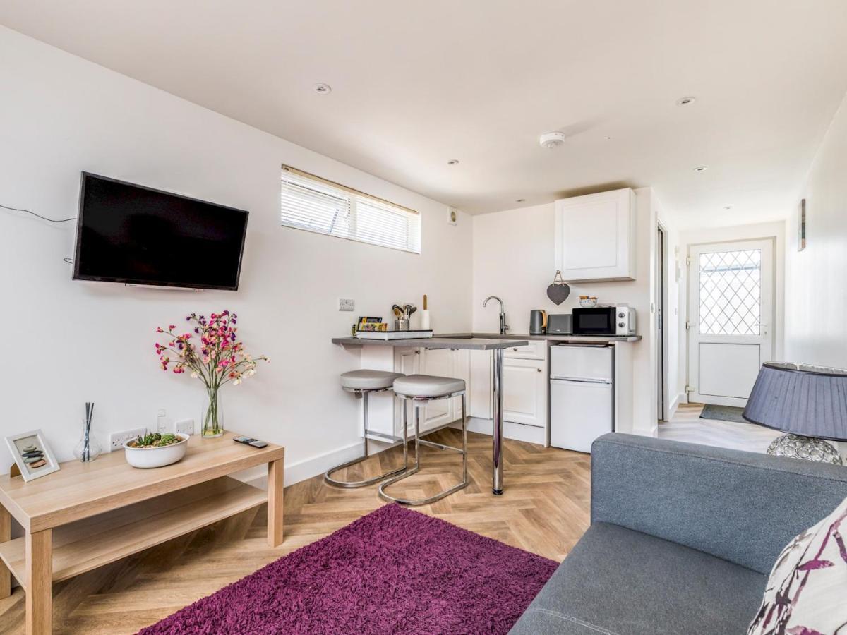 Pass The Keys Charming Chalet A Stones Throw From The Beach Chichester Esterno foto
