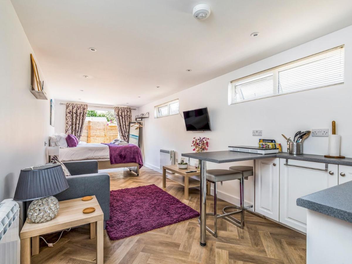 Pass The Keys Charming Chalet A Stones Throw From The Beach Chichester Esterno foto